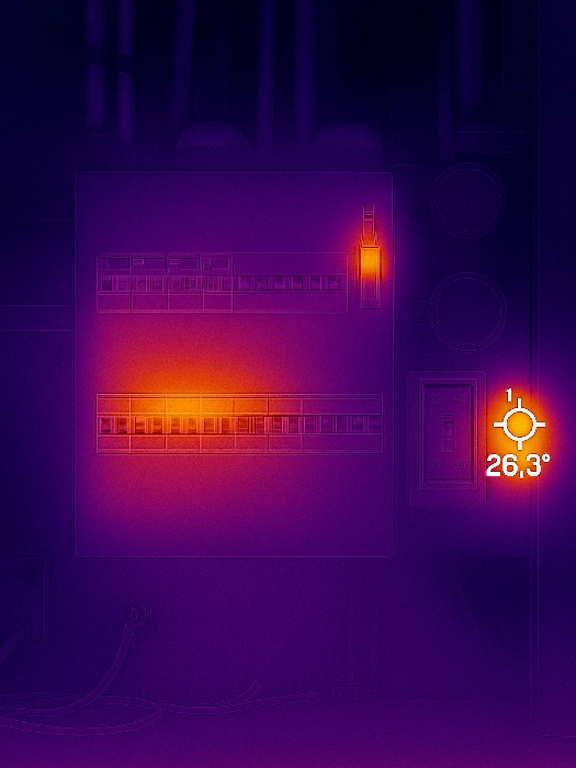 Warmtebeeldfoto van meterkast voor technisch installatieonderzoek