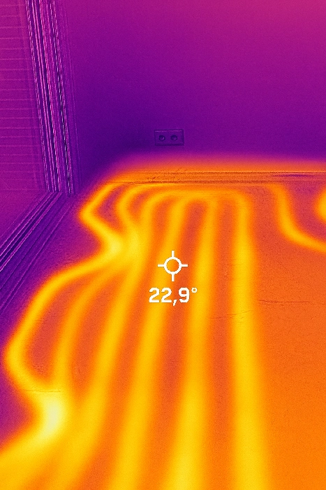 Warmtebeeldonderzoek van vloerverwarming met thermografische foto